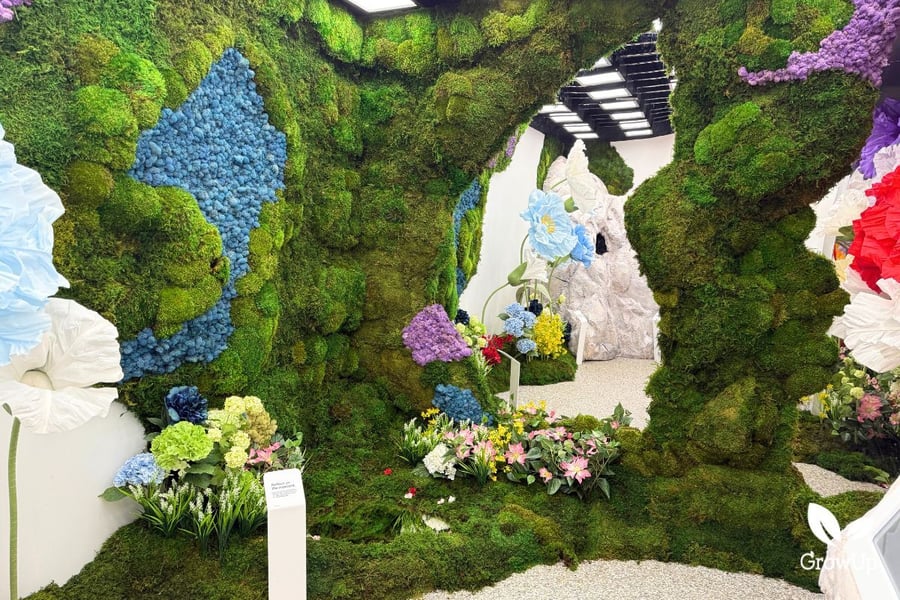 Organically shaped moss wall installation in the Google Store in New York, Moss Art Installation