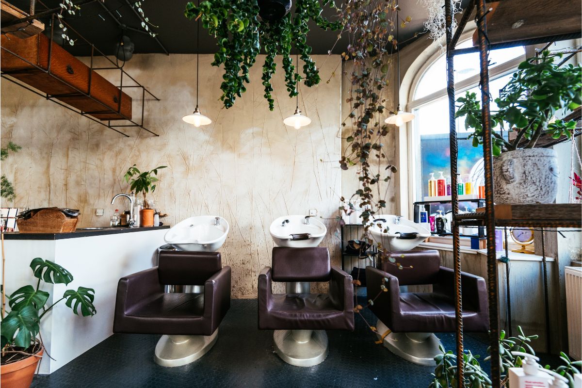 Hair salon with plants and biophilic design Hair salon with plants and biophilic design